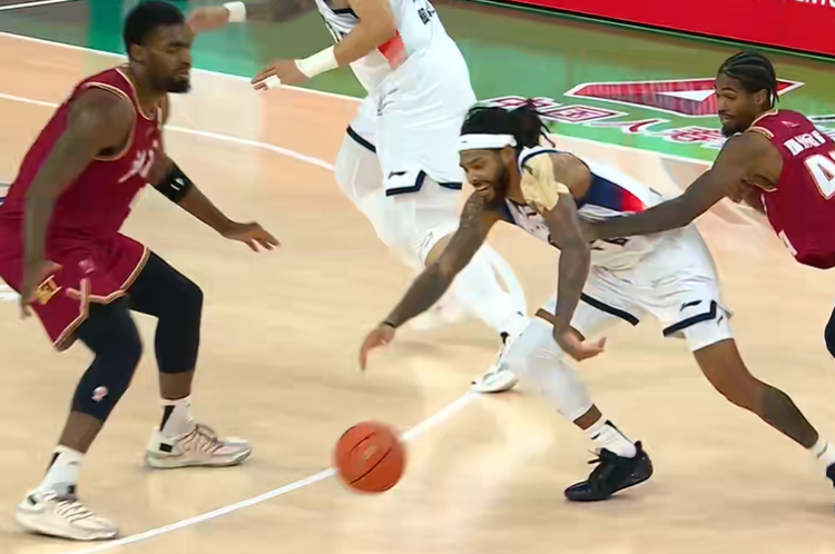 九游娱乐-陈林坚制胜三分！山东男篮淘汰浙江，晋级四强，鲍威尔21分救赎